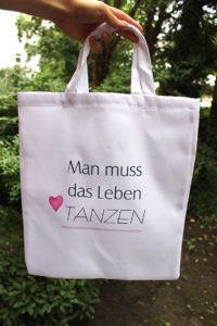Tragetasche mit -Man muss das Leben tanzen- Aufdruck