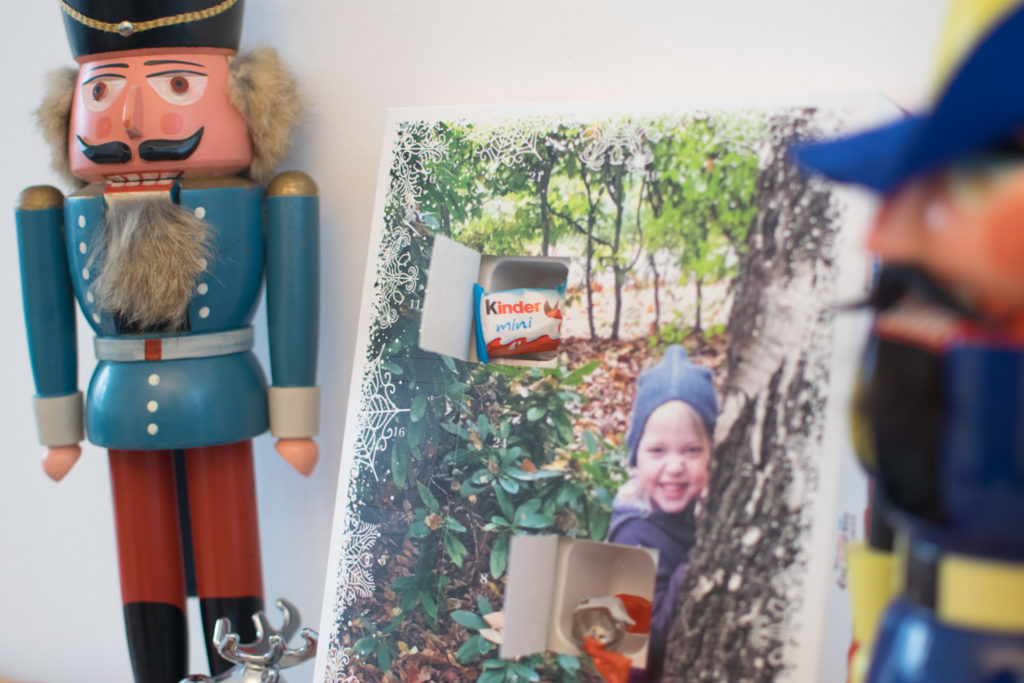 Foto von geöffneter Adventskalendertür mit kinder® Schokolade mini